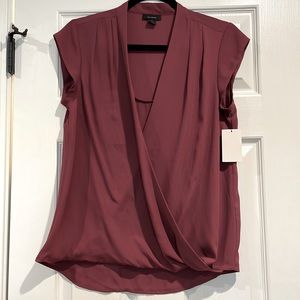 Faux wrap top with cap sleeves 🌺